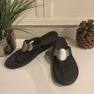 Black Crocs Women’s size 11. Gently used condition. Thanks for looking! 🌸